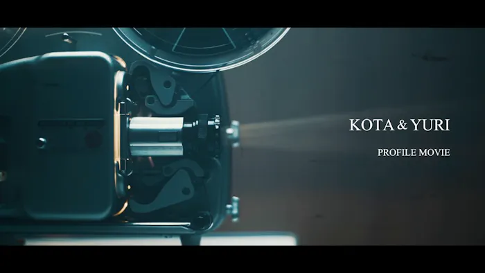 プロフィールムービー Film。ヴィンテージ映写機と光のビームが印象的なサムネイル