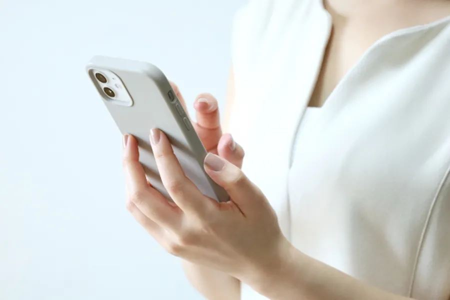 スマホを操作する手元